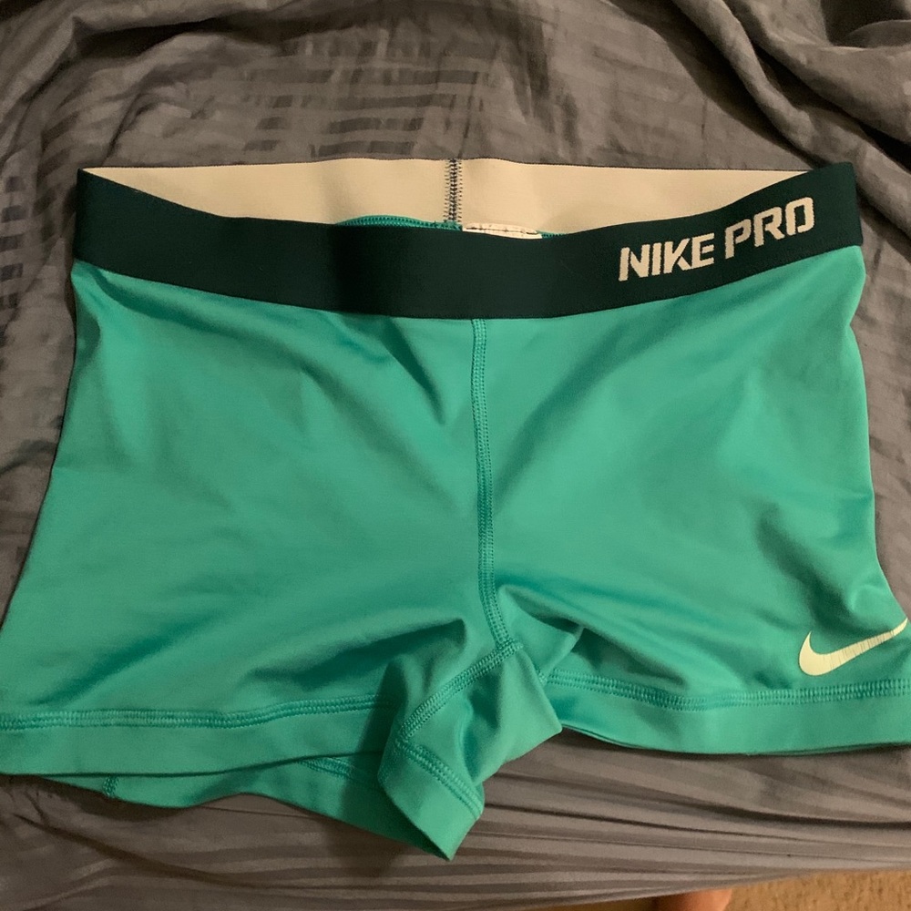 Nike pro medium shorts